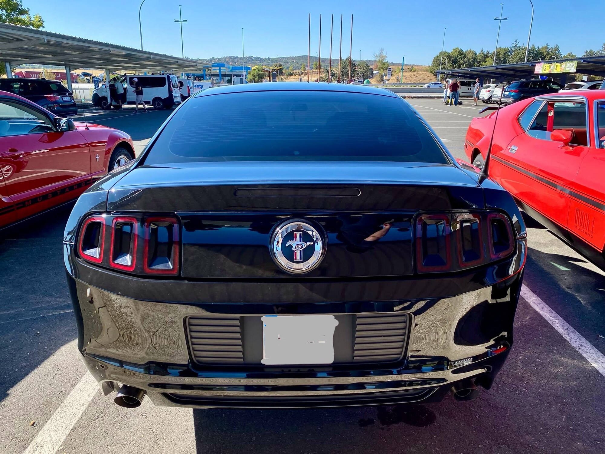Mustang negro en el aparcamiento