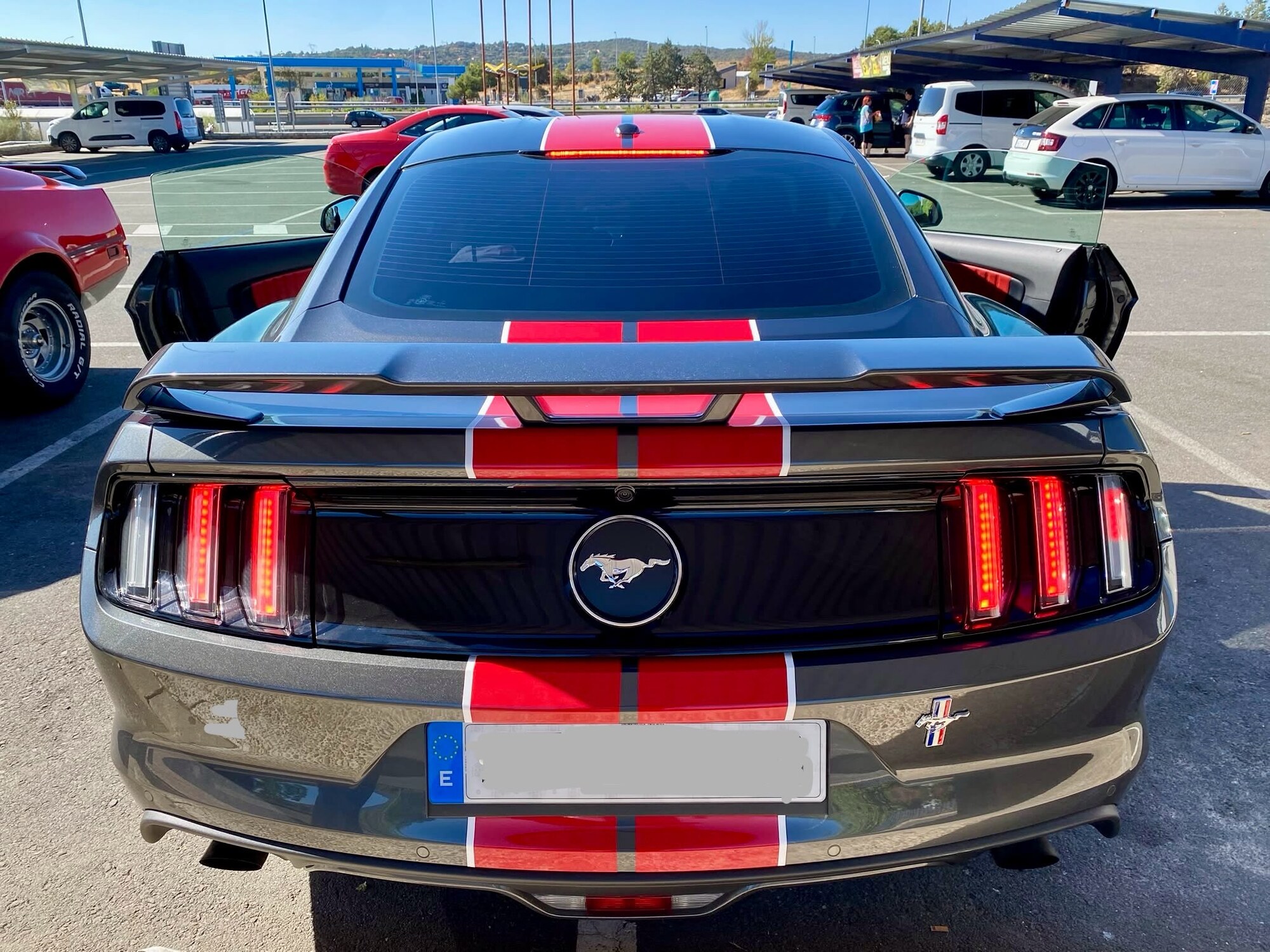 Mustang con franjas rojas