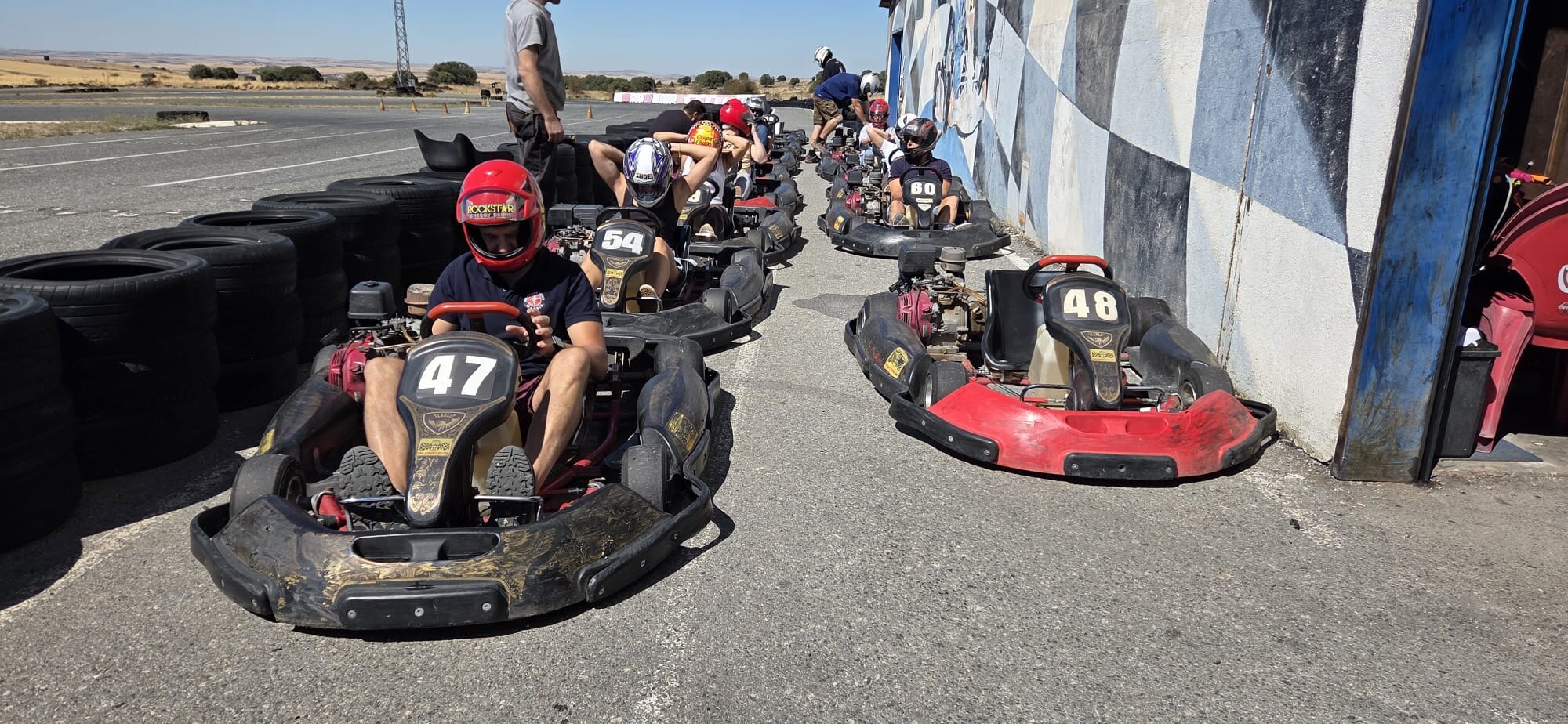 Participantes preparados en la salida de karts