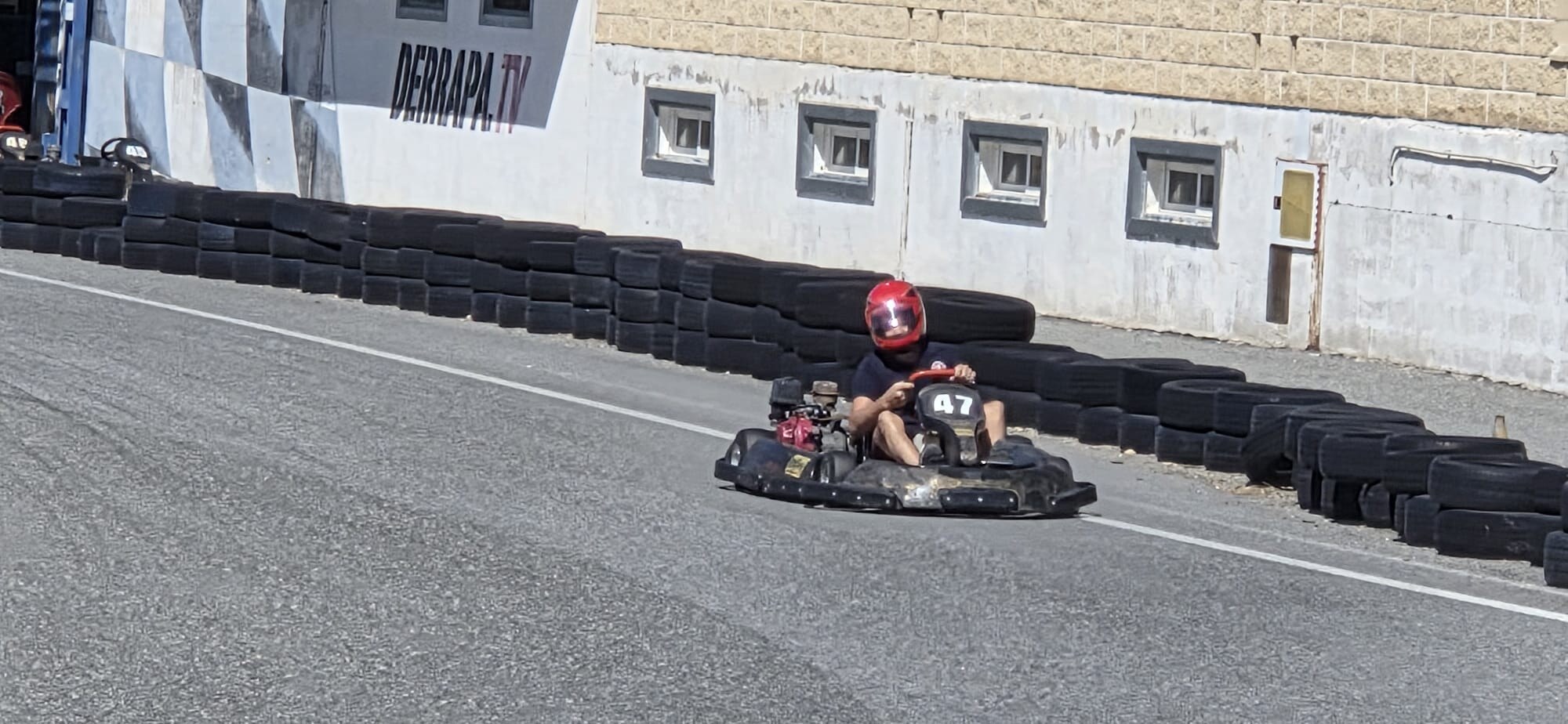 Kart en una recta del circuito
