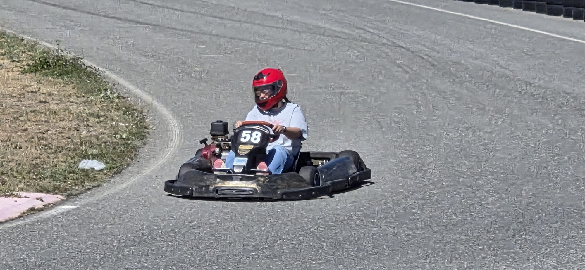 Piloto tomando una curva en kart