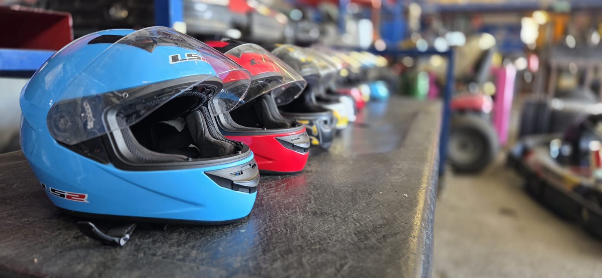 Cascos preparados para la carrera
