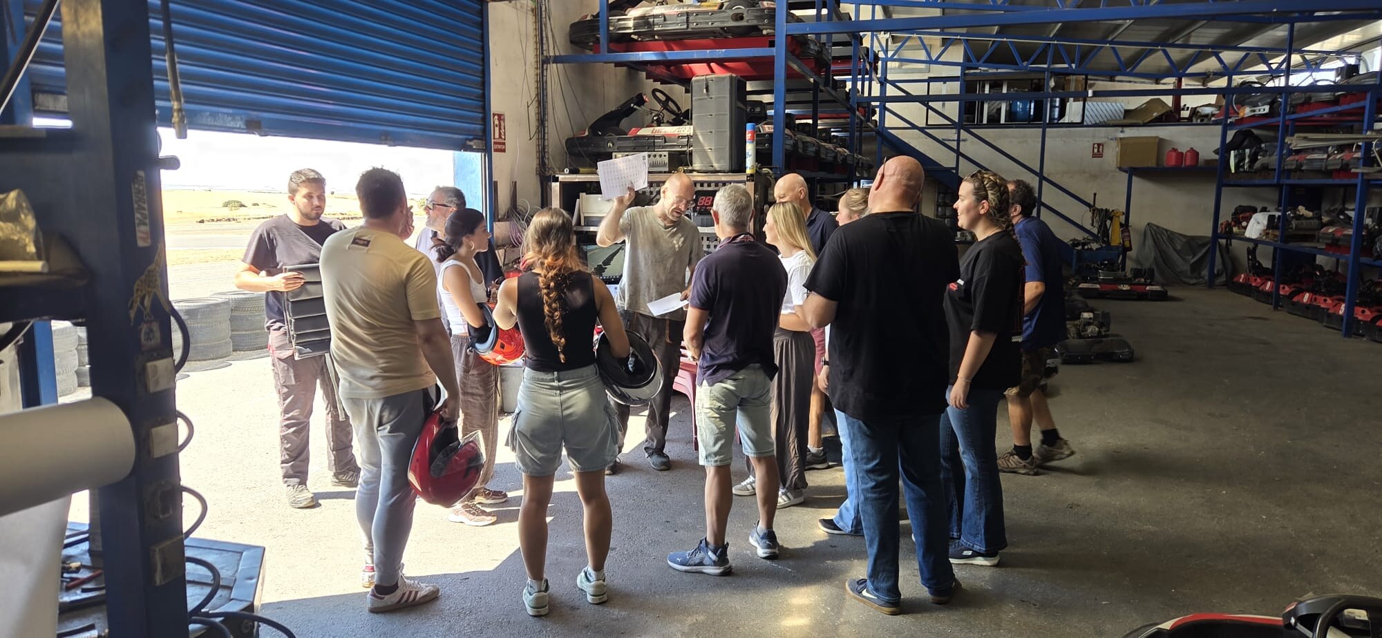 Participantes en la zona de boxes